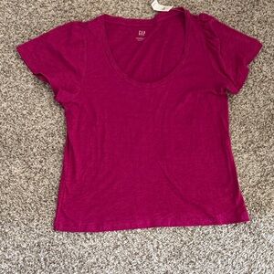 GAP Scoop Neck Short Sleeve Tee in Magenta